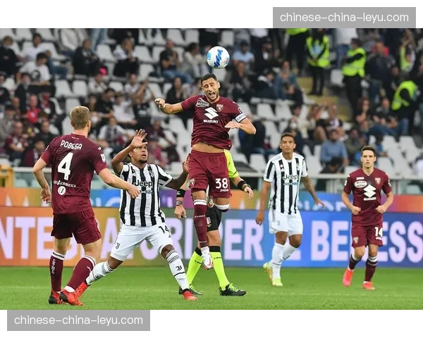 半场报道：那不勒斯与都灵陷入中场缠斗，双方阵型保持紧凑