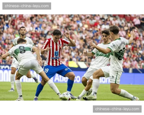 特写：马竞主帅西蒙尼在边线怒吼，指挥球队从“5-3-2”切回“4-4-2”