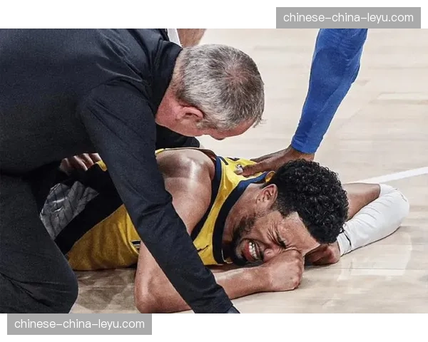 球迷闯入步行者主场赛场试图与哈利伯顿合影,被安保带离 球迷闯入步行者主场赛场试图与哈利伯顿合影,被安保带离