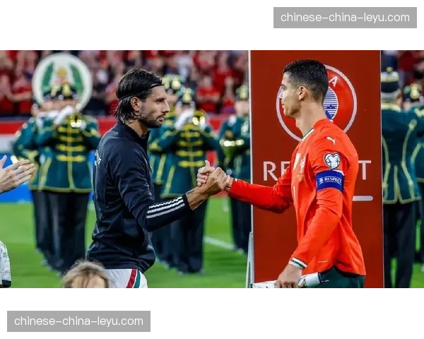 花絮：小球童冲入场内索要C罗签名，保安护送其离开获掌声